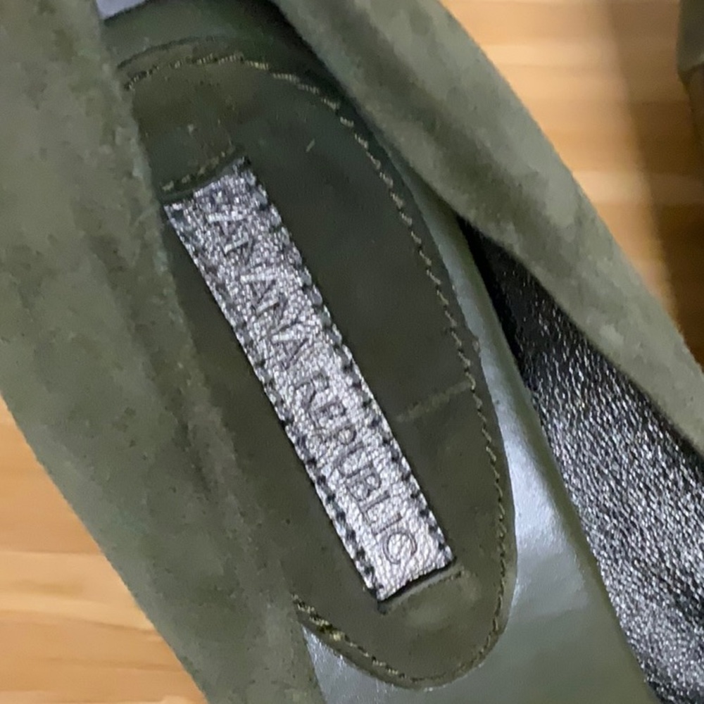 Women’s Banana Republic suede pumps - Picture 4 of 6